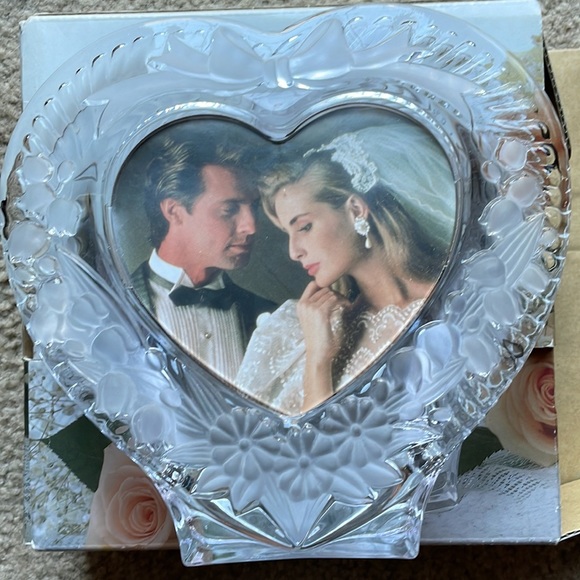 VINTAGE “MOMENTS” HEART GLASS FRAME. New in original box - Picture 6 of 8